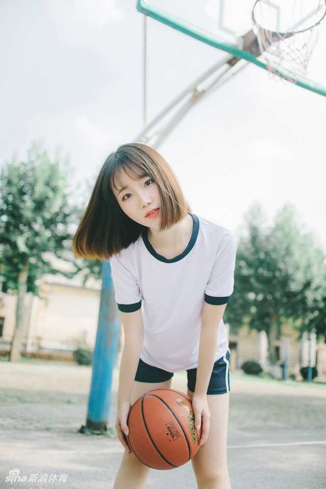 篮球场边的那一抹清纯,曾是每个少年心中的晴子 侧身回眸的瞬间,她嘴角扬起青涩的笑容,身后是空旷的球场和绿色的防护网,画面定格在最美好的十七岁