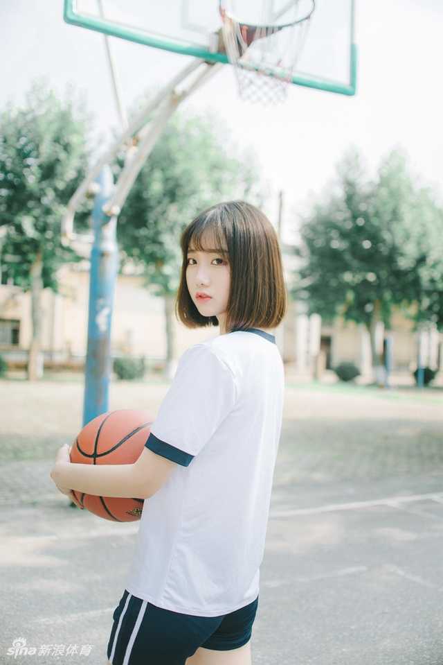 篮球场边的那一抹清纯,曾是每个少年心中的晴子 抱着篮球的她,眼神清澈得像夏天的汽水,马尾辫高高束起,球衣下摆随风轻轻摆动