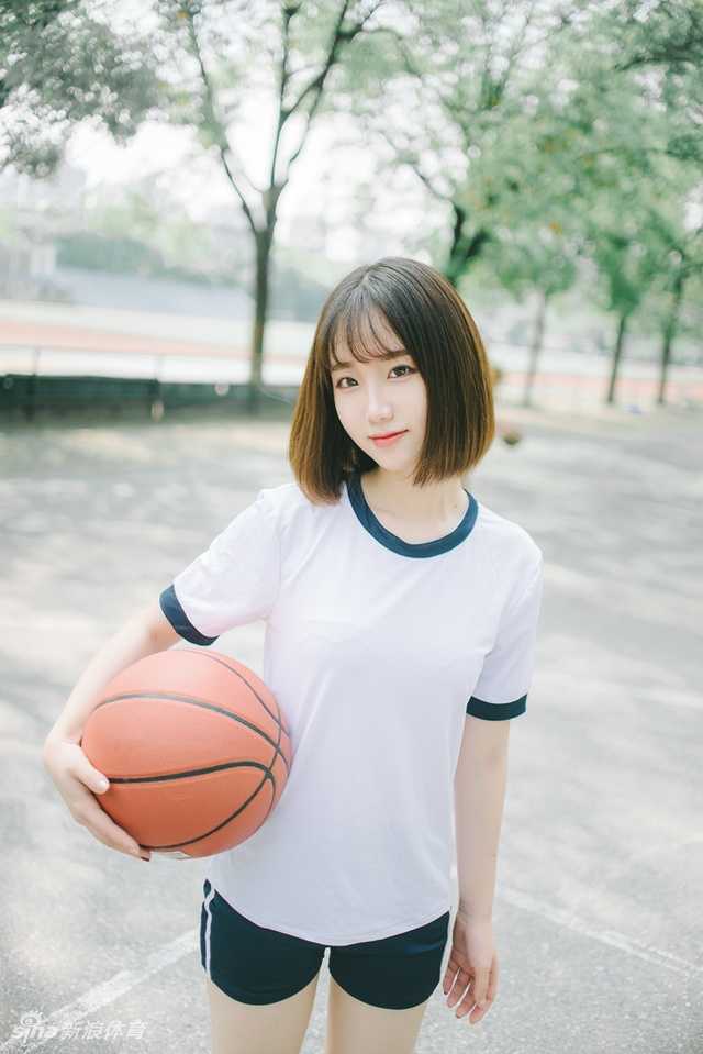 篮球场边的那一抹清纯,曾是每个少年心中的晴子 她轻轻依在篮球架旁,白皙的皮肤在阳光下泛着微光,仿佛是从漫画里走出来的运动系少女