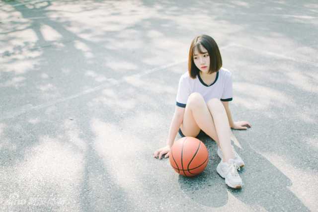 篮球场边的那一抹清纯,曾是每个少年心中的晴子 阳光穿过篮网的缝隙,洒在场边女孩轻柔的发丝上,她托腮静坐,整个球场都安静了下来