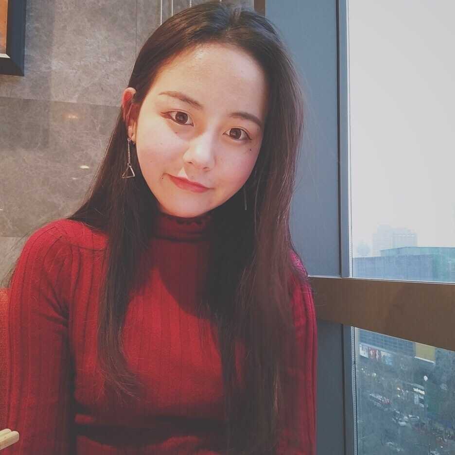 篮球女神孙夕雨:因詹姆斯而炽热,她的青春在球场上飞扬 在健身房内,孙夕雨双手抱起一颗大篮球,努力做出夸张的表情,俏皮可爱中带着对篮球发自内心的热爱。