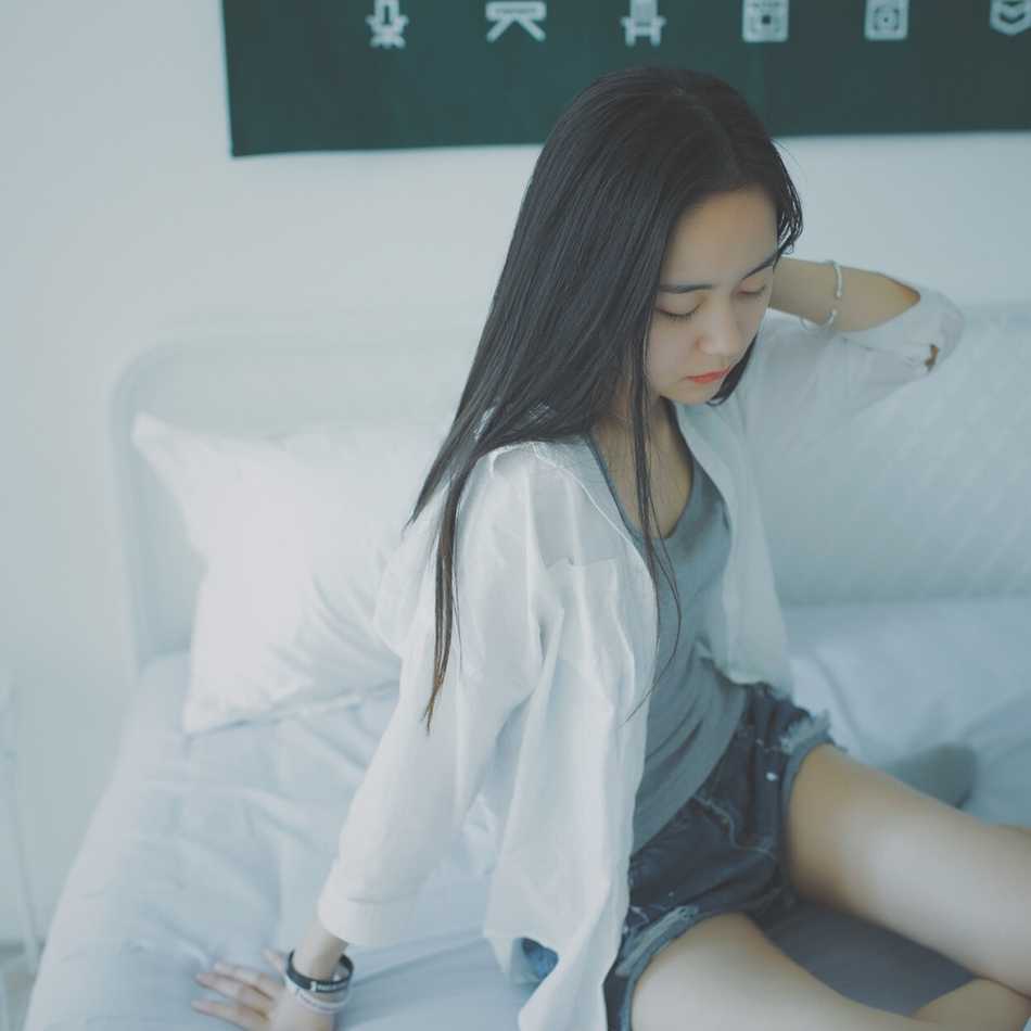 篮球女神孙夕雨:因詹姆斯而炽热,她的青春在球场上飞扬 身穿休闲运动装的孙夕雨,在一片绿荫下单手运球,轻盈的身姿展现出她作为篮球爱好者的专业与灵动。