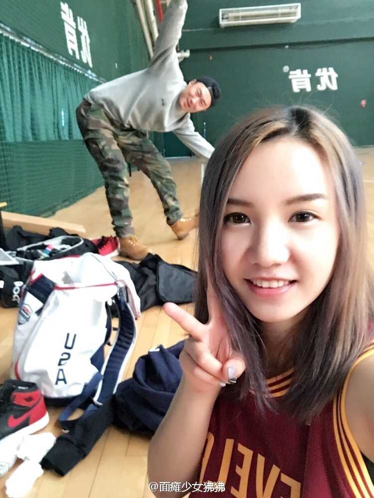 场边的徐蓓佩用手托着脸颊，静静地看着赛场，眼神中流露出对篮球的无限眷恋和若有所思的温柔。