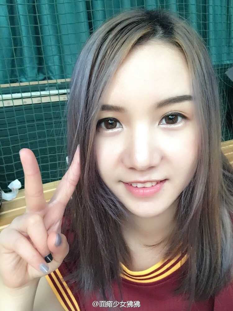 徐蓓佩抱着篮球看向镜头，表情中带着一丝俏皮和羞涩，完美诠释了她“可爱又逗逼”的私下模样。