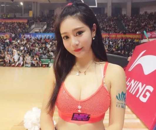 篮球宝贝“小柳岩”活力绽放,球场边的清甜风景线 篮球宝贝侧身撩发,紧身运动装凸显健康曲线,动作自然娇憨