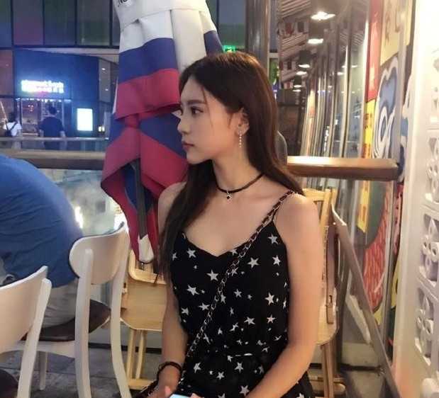 篮球宝贝“小柳岩”活力绽放,球场边的清甜风景线 篮球宝贝深色装束眼神坚定,薄纱外套增添冷艳气质,动作充满力量感