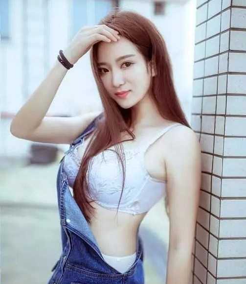 篮球宝贝“小柳岩”活力绽放,球场边的清甜风景线 篮球宝贝场边舞动笑容灿烂,发丝飞扬间带动全场热烈气氛