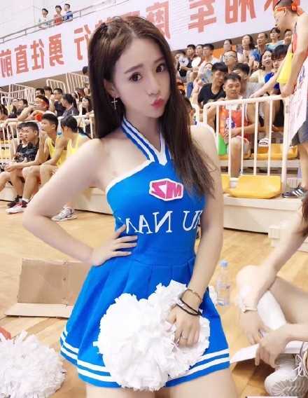 篮球宝贝“小柳岩”活力绽放,球场边的清甜风景线 篮球宝贝秀出大长腿,高腰短裤衬托修长身形,尽显健康活力