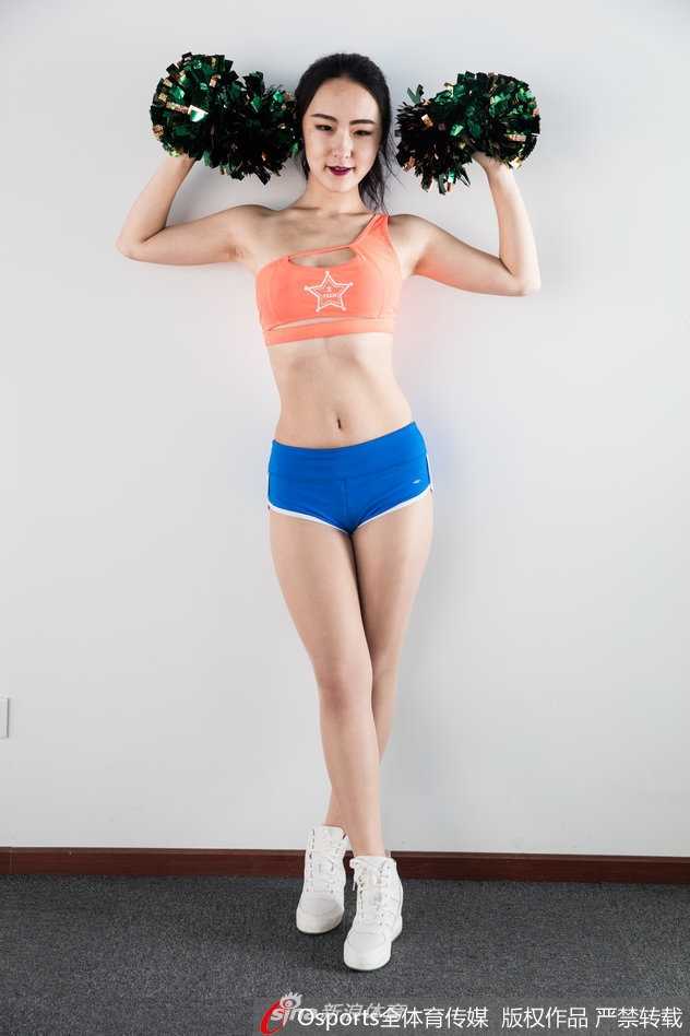 篮球宝贝与篮球共舞,XTM啦啦队用热爱点燃赛场青春风暴 XTM啦啦队成员双手紧抱篮球,马甲线清晰可见,阳光洒在健康的小麦色肌肤上,眼神中透露出对赛场瞬间的专注与热情。