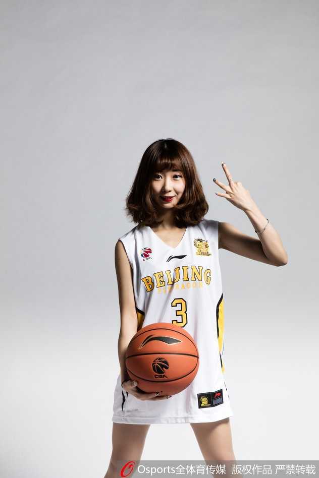 钟情马布里的篮球宝贝身穿3号应援服，握拳助威，神情专注。