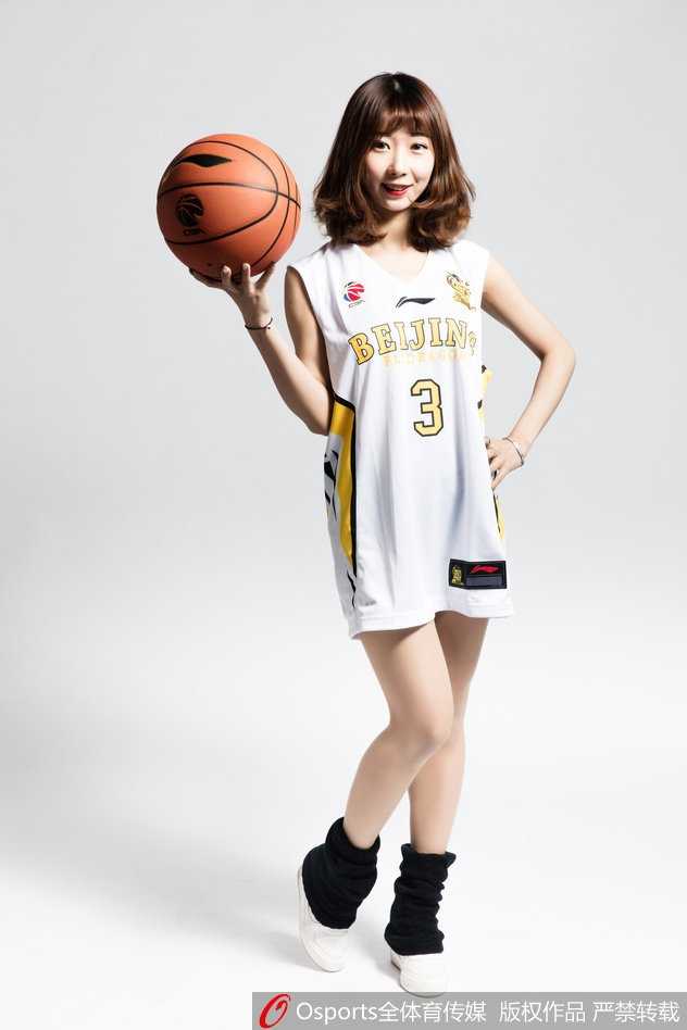篮球宝贝回眸一笑，长发飘飘，展现青春活力与赛场激情。