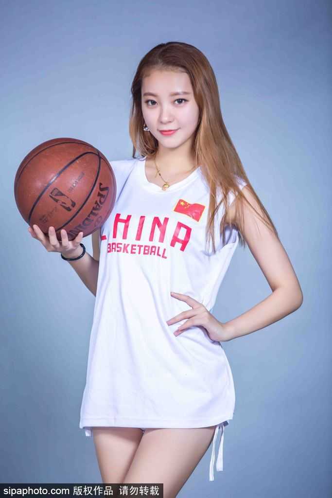 篮球宝贝俏皮写真集 灵动演绎运动与美的冬日恋歌 篮球宝贝身穿运动背心搭配短裤,大秀白皙紧致的美腿,侧身站立时曲线玲珑,健康肤色与运动装备相得益彰,诠释力量感。