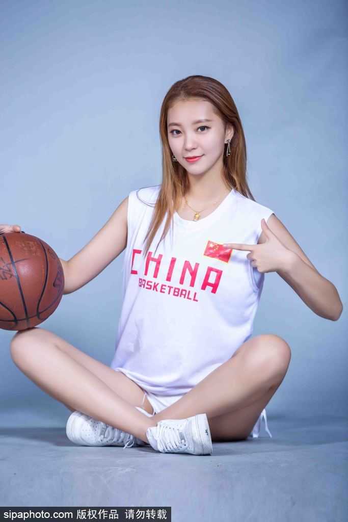 篮球宝贝俏皮写真集 灵动演绎运动与美的冬日恋歌 特写镜头下,篮球宝贝轻咬嘴唇,头戴个性棒球帽,白皙手臂自然垂落,神态俏皮中带着一丝不羁,充满青春的故事感。