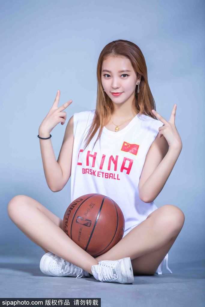 篮球宝贝俏皮写真集 灵动演绎运动与美的冬日恋歌 最后这张照片中,篮球宝贝坐在高脚椅上,一条腿自然搭放,将白皙修长的美腿展现无遗,整体姿态优雅从容,尽显大气之美。