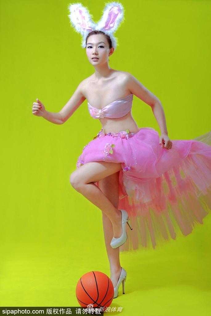 篮球宝贝刘闻雯兔女郎造型甜辣出击 手托香腮大秀逆天美腿 刘闻雯单手轻抚秀发,兔耳朵发饰增添了几分俏皮感,精致的妆容下眼神深邃,仿佛在思索着下一场球赛的战术,展现出知性与野性并存的独特气质。