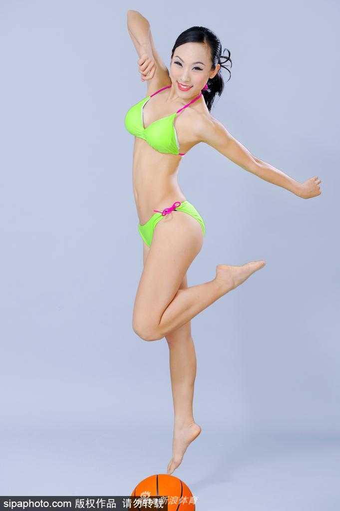 篮球宝贝孙峥在夏日阳光下展露甜美笑容，她身穿亮黄色清凉助威服，活力四射，仿佛将整个夏天的热情都带到了球场。