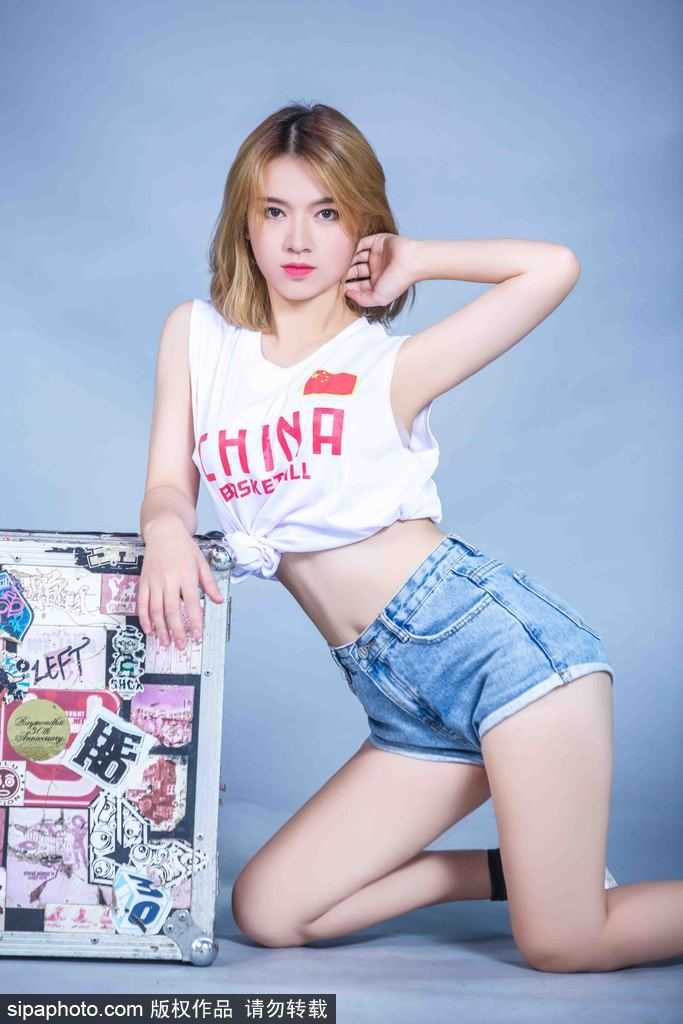 篮球宝贝演绎光影艺术,曼妙身姿与高超球技共舞 特写镜头下,篮球宝贝自信地扬起嘴角,单手轻松抓球,柔顺的长发与健康的肤色在光影下显得格外动人,展现出运动女性的独特魅力。