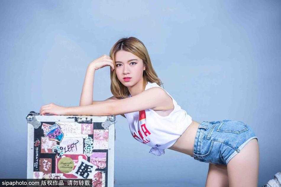 篮球宝贝演绎光影艺术,曼妙身姿与高超球技共舞 一位篮球宝贝扎着利落马尾,眼神专注地运球突破,紧身运动衣勾勒出她训练有素的健美身姿,篮球仿佛是她身体的一部分,充满律动感。