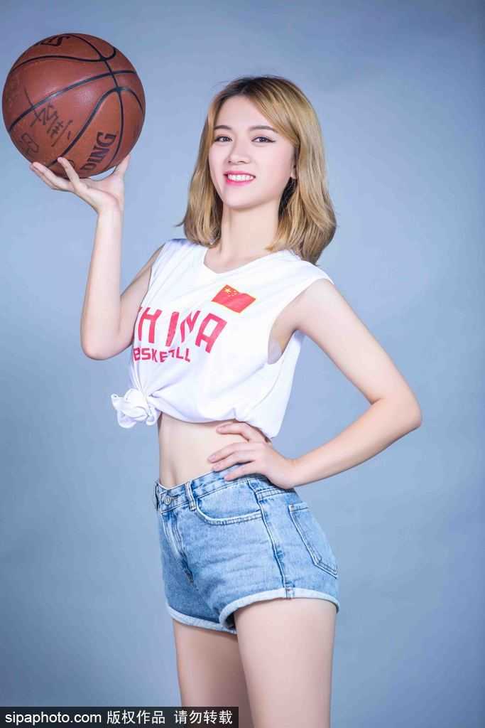 篮球宝贝演绎光影艺术,曼妙身姿与高超球技共舞 休息间隙,篮球宝贝坐在球场边,随意的坐姿依然难掩修长美腿,她轻轻抚摸着手中的篮球,眼神中流露出对这项运动的深情与热爱,画面温馨而美好。