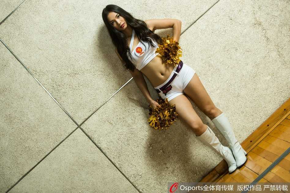 训练场上，几位宝贝正在排练全新的高难度托举动作，默契的配合与充满力量感的瞬间，展现了她们专业舞者的素养。