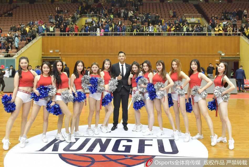 篮球宝贝们身着金色闪亮队服，在赛场中央整齐排开，随着动感音乐的节拍跃动，她们充满力量的舞姿瞬间点燃了全场观众的激情。