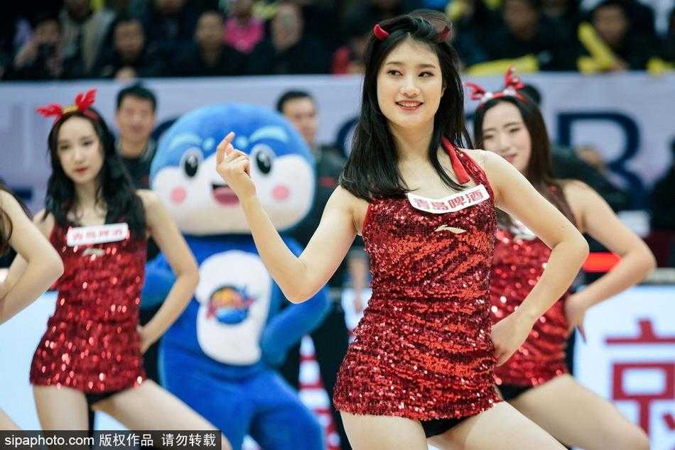 多人组合的篮球宝贝摆出充满力量的造型，队员之间配合默契，修长身姿与动感韵律相得益彰，将女性的力量美与柔韧美完美融合。