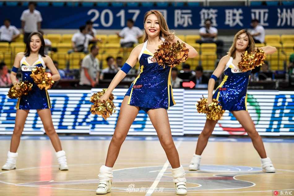 聚光灯下，篮球宝贝们高高跃起，马尾辫在空中划出活力弧线，灿烂笑容瞬间点燃全场热情。