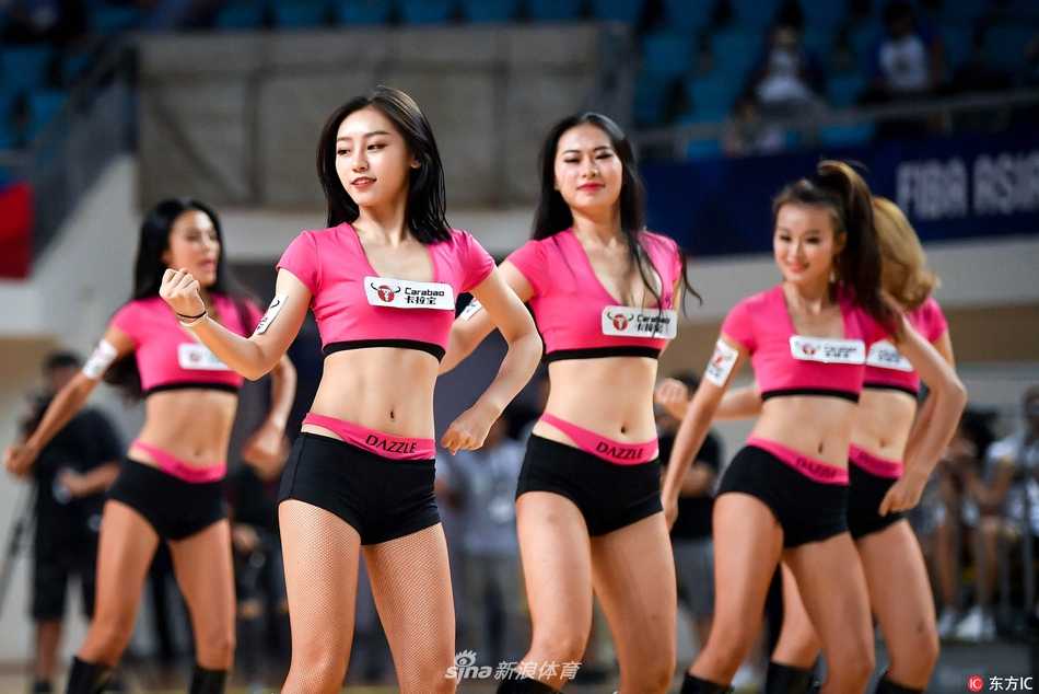 篮球宝贝燃动郴州:亚冠赛场上的青春热舞与激情绽放 有力的手臂在空中划出优美弧线,自信的步伐踏出青春节拍。几位篮球宝贝在场上排开,宛如一朵朵盛开的铿锵玫瑰,用极具感染力的舞姿告诉所有人:这里不仅是男人的战场,也是我们绽放光芒的舞台。