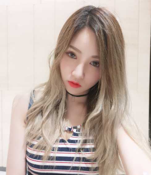 她已然成为了篮球文化中不可或缺的一部分，是一个传播快乐和正能量的使者