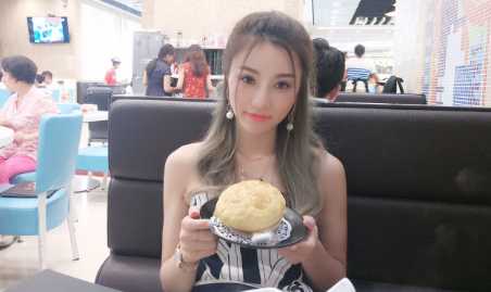 她用甜美的笑容和阳光的气质，为我们展现了一种新时代的健康美，是篮球场上一道亮丽的风景