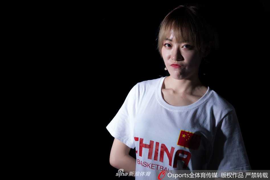 特写镜头捕捉到宝贝脸上晶莹的汗珠，在灯光下闪烁，她紧抿嘴唇，神情坚毅，展现了篮球宝贝幕后不为人知的刻苦与付出。