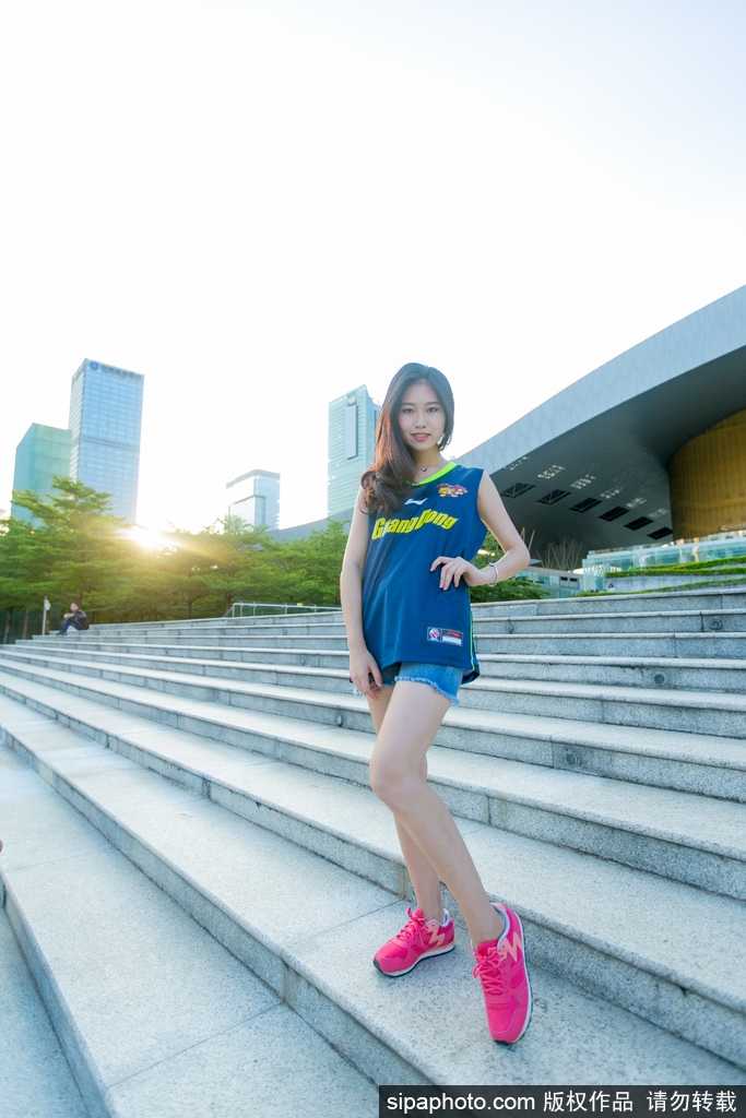 篮球宝贝青春助威,广东队主场喜迎新赛季开门红 镜头捕捉到一位长发披肩的篮球宝贝回眸一笑的瞬间,眼神明亮而温柔,展现出赛场之外的甜美与灵动。