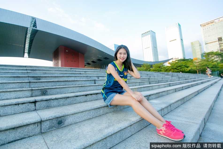 篮球宝贝青春助威,广东队主场喜迎新赛季开门红 篮球宝贝们身穿统一白色加油服,面对镜头露出灿烂笑容,修长的美腿在灯光下格外抢眼,充满了青春的朝气与活力。