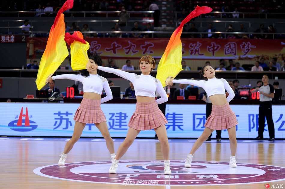 篮球宝贝:赛场中央的炫舞精灵与她们的热辣青春 两位宝贝背对背摆出酷炫造型,露腰装将身材优势展露无遗,动感的舞步与现场灯光交织,成为赛场上一道流动的风景线。