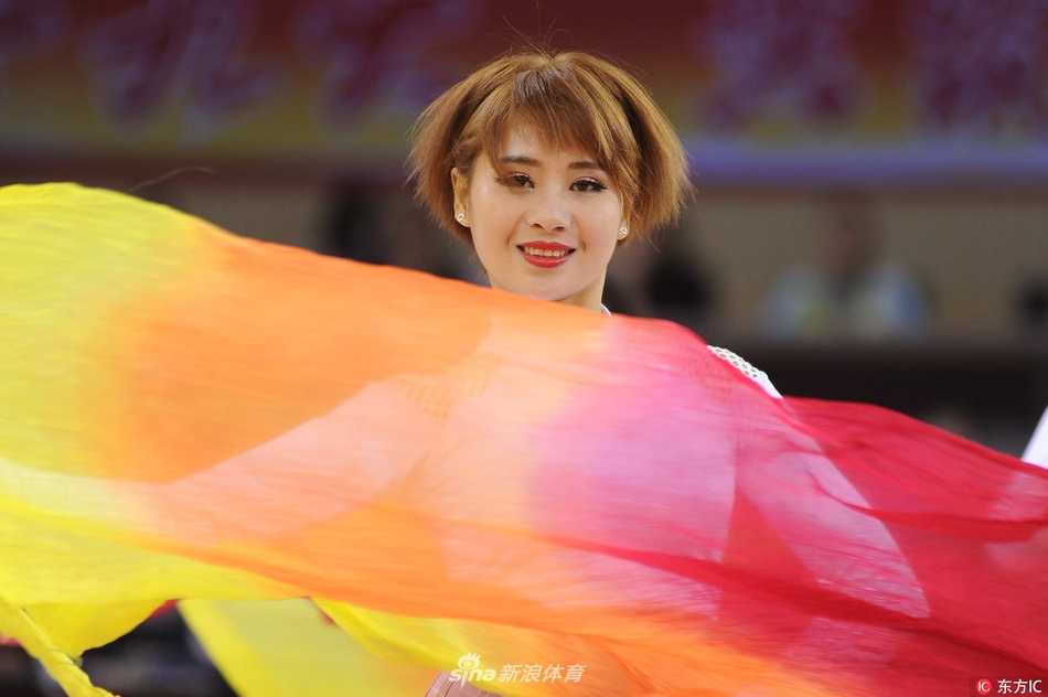 篮球宝贝:赛场中央的炫舞精灵与她们的热辣青春 全景镜头下,所有啦啦宝贝集体亮相,她们以动感的身姿定格在最精彩的瞬间,短裙飞扬,蛮腰微露,用热情征服了现场每一位观众。