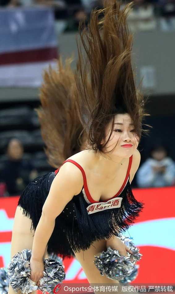 聚光灯下，浙江篮球宝贝们扎着利落的马尾，身着亮黄色表演服，在比赛间隙的场地上摆出充满活力的开场造型，她们的笑容比场馆内的灯光还要灿烂。