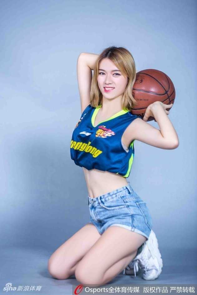 篮球宝贝|南粤热浪中的助威女神 篮球宝贝身穿广东队球衣,回眸一笑,长发飘飘,尽显青春活力