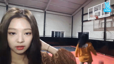 篮球小仙女:百发百中的神奇投篮 小仙女超远三分压哨绝杀,全场欢呼