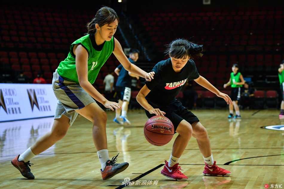 篮球新星闪耀濠江:超级八澳门邀请赛的小球员圆梦时刻 刚刚结束激烈比赛的运动员还没来得及擦去汗水,便亲切地弯腰与小球迷合影,孩子的眼神中充满了崇拜与喜悦,这一刻篮球架起了友谊的桥梁。