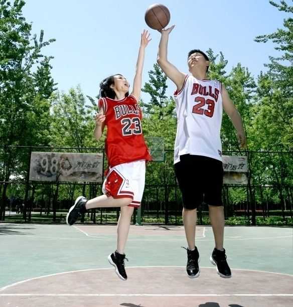 篮球架下的白纱与球衣,这才是爱情最热血的模样 新娘穿着洁白的婚纱长裙,却在脚上搭配了一双运动鞋,她手持篮球调皮地指向镜头,身旁的新郎则一脸宠溺地注视着,画面充满了青春的俏皮与甜蜜。