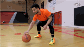 球员全速行进间运球，结合多种变向技巧，展现出扎实的基本功