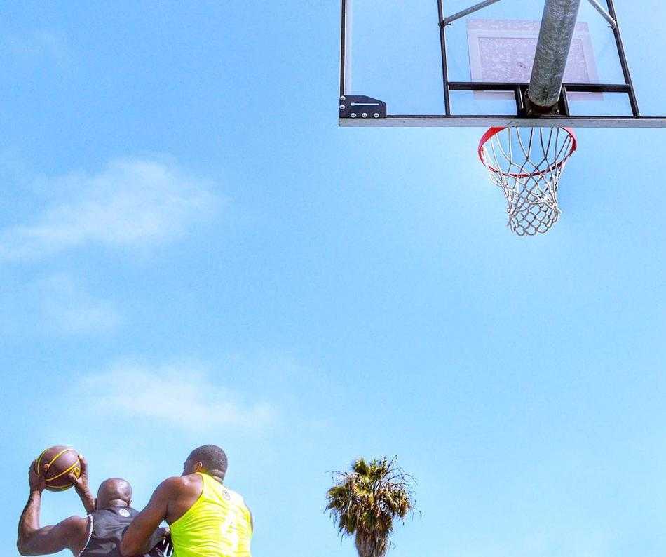 篮网唰过的刹那,便是篮球灵魂的共鸣 篮球应声落网,篮网高高飘起,仿佛在为这记完美的投篮欢呼喝彩