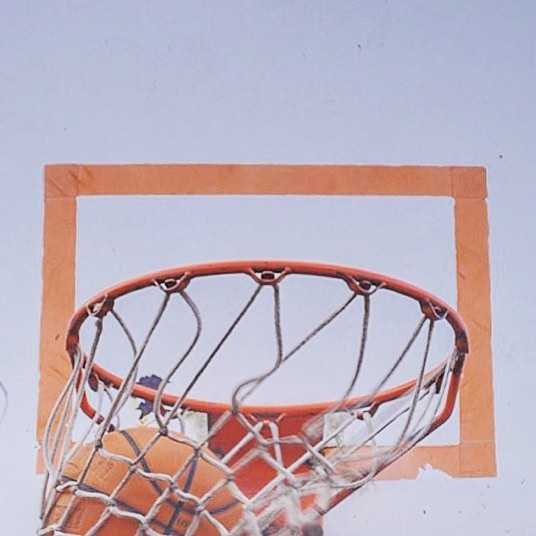 篮网唰过的刹那,便是篮球灵魂的共鸣 身体微微后仰,手腕轻柔一抖,将篮球温柔地送往那唯一的目标