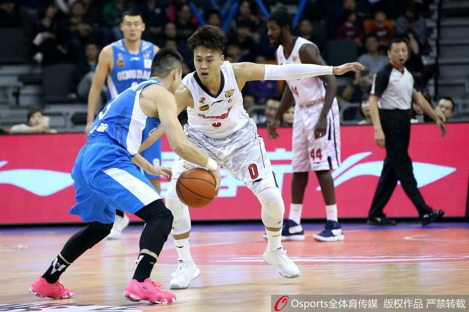 粤军主场破浪,阿联三十五分力挽狂澜奠胜局 广东队任骏飞在青岛队高大内线的防守下,毫无惧色地跃起抛投,他的动作灵动而迅捷,展现了“二飞”在进攻端的多样性和大心脏。