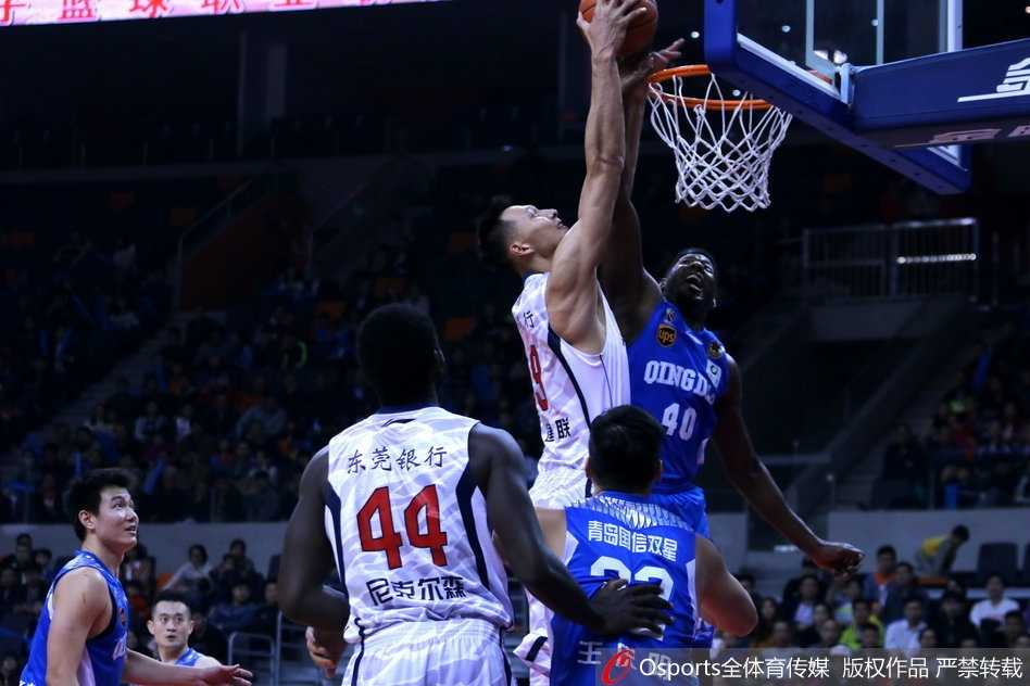 粤军主场破浪,阿联三十五分力挽狂澜奠胜局 易建联在青岛队吉布森的严密防守下,依然神情坚毅地持球背身单打,肌肉线条在对抗中紧绷,仿佛一头蓄势待发的华南虎。