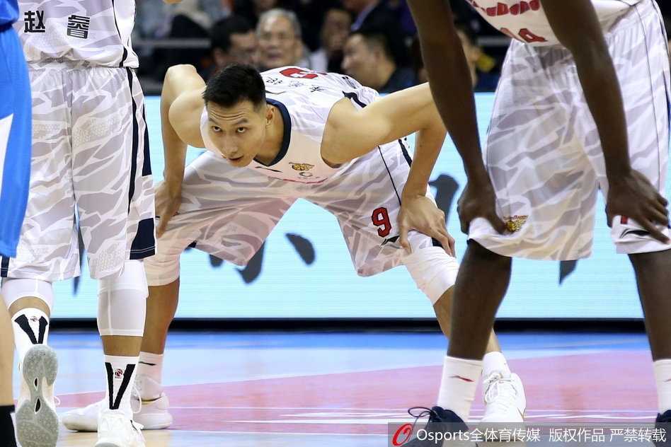 粤军主场破浪,阿联三十五分力挽狂澜奠胜局 广东队长周鹏犹如一把锋利的尖刀,持球强行突破青岛队的防线,他眼神专注,步伐矫健,在空中对抗中寻找着最佳的出手机会。