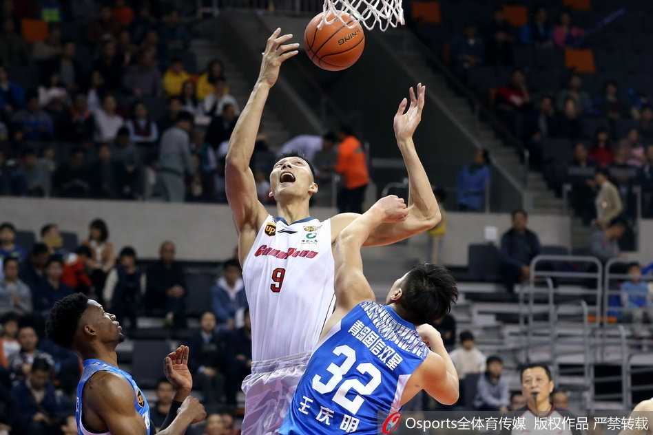 粤军主场破浪,阿联三十五分力挽狂澜奠胜局 广东队外援莫里斯在青岛队员的围堵下依然从容不迫,他高高跃起,用标志性的跳投姿势将球稳稳送出,皮球划出一道优美的弧线直奔篮筐。