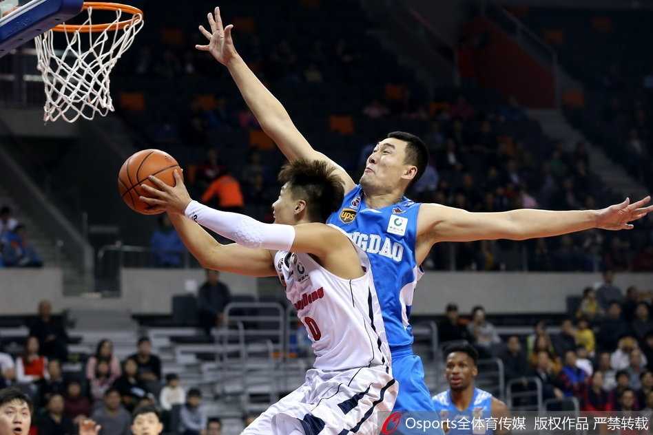 粤军主场破浪,阿联三十五分力挽狂澜奠胜局 篮下的易建联如同泰山压顶,面对防守球员的长臂,他利用绝对的身高优势和柔和的手感,强行将球放入篮筐,展现了CBA顶级内线的统治力。