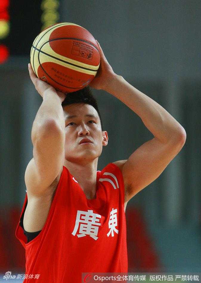 周鹏在山西队严防下高高跃起，篮球脱手而出，眼神如炬直盯篮筐