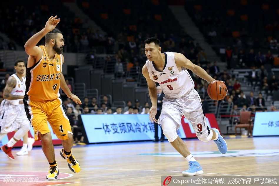 广东小外援杰克逊如一道白色闪电般迅捷，在队友的掩护下觅得一丝空隙，果断跳投出手，篮球在空中划过一道彩虹般的弧线空心入网。